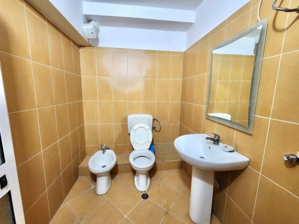 Me Qera 770€/Muaj: Zyre ( 75 m2 ) 📍 në Qendër të Tiranës ( Piazza ) fiks pas Muzeut të Tiranës | k.2 | 100% Re - Me Pamje nga Rr. Kryesore