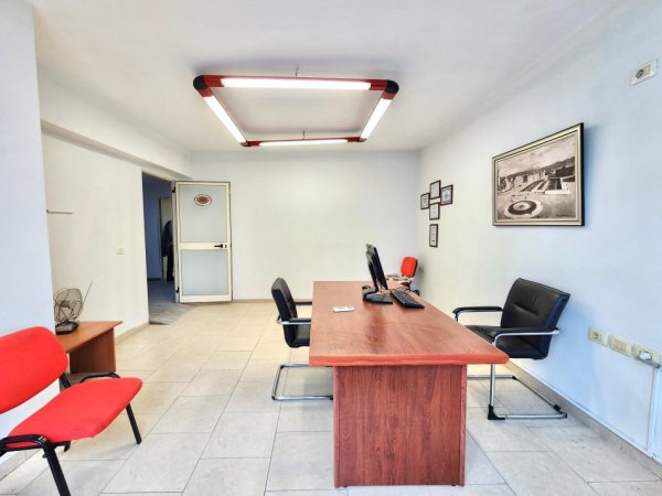 Me Qera 770€/Muaj: Zyre ( 75 m2 ) 📍 në Qendër të Tiranës ( Piazza ) fiks pas Muzeut të Tiranës | k.2 | 100% Re - Me Pamje nga Rr. Kryesore