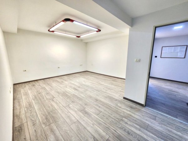 Me Qera 770€/Muaj: Zyre ( 75 m2 ) 📍 në Qendër të Tiranës ( Piazza ) fiks pas Muzeut të Tiranës | k.2 | 100% Re - Me Pamje nga Rr. Kryesore
