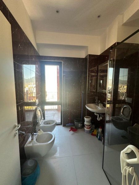 Tirane, jepet me qera apartament 2+1+Ballkon Kati 15, 110 m² 1.100 € (Rruga e Kavajes)