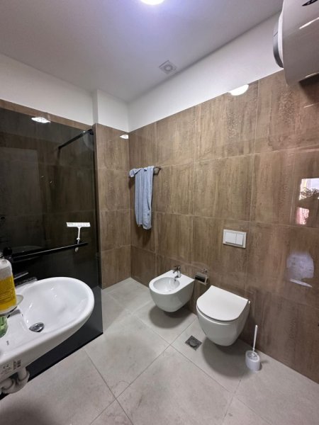 Tirane, jepet me qera apartament 2+1+Ballkon Kati 15, 110 m² 1.100 € (Rruga e Kavajes)
