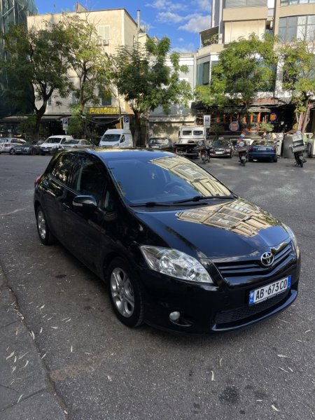 Tirane, shes makine Toyota Auris Nafte, e zeze automatik Kondicioner 204.000 km 5.900 €