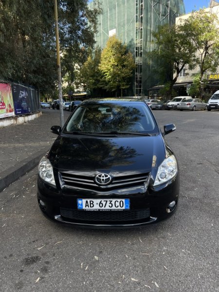 Tirane, shes makine Toyota Auris Nafte, e zeze automatik Kondicioner 204.000 km 5.900 €
