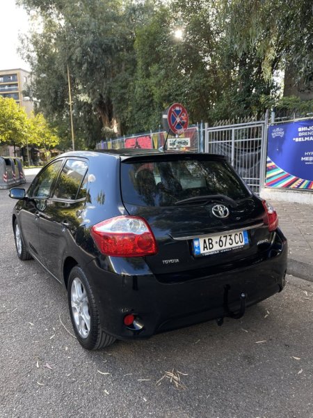 Tirane, shes makine Toyota Auris Nafte, e zeze automatik Kondicioner 204.000 km 5.900 €