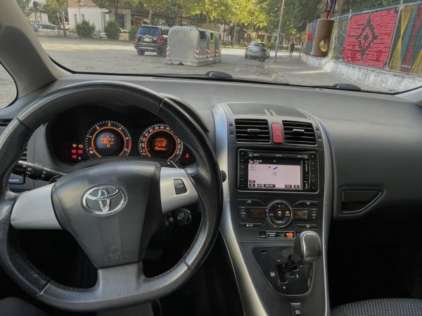 Tirane, shes makine Toyota Auris Nafte, e zeze automatik Kondicioner 204.000 km 5.900 €