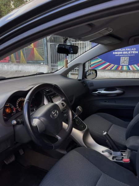Tirane, shes makine Toyota Auris Nafte, e zeze automatik Kondicioner 204.000 km 5.900 €