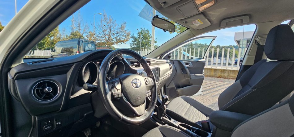 Tirane, shitet makine Toyota Auris Nafte, e bardhë manuale Kondicioner 135.000 km 8.500 €
