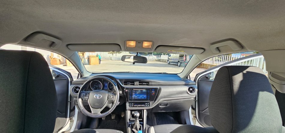Tirane, shitet makine Toyota Auris Nafte, e bardhë manuale Kondicioner 135.000 km 8.500 €
