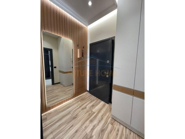 Tirane, jepet me qera apartament 1+1+Aneks+Ballkon Kati 5, 73 m² 1.000 € (SQUER 21)