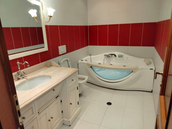 Tirane, jepet me qera apartament 3+1+Ballkon Kati 8, 198 m² (Komuna e Parisit)