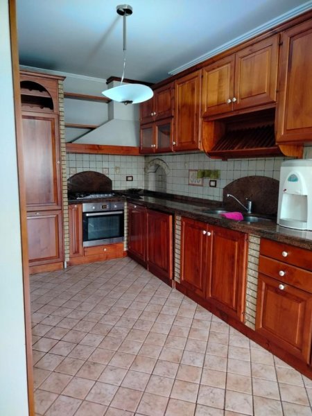 Tirane, jepet me qera apartament 3+1+Ballkon Kati 8, 198 m² (Komuna e Parisit)