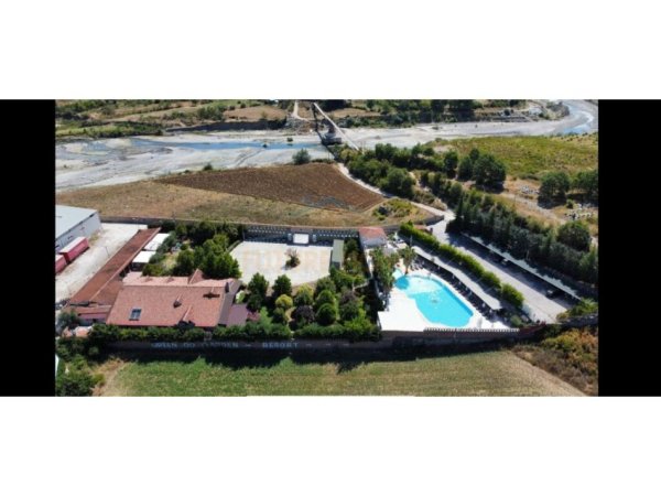 Tirane, shitet bar-resorant Kati 0, 3.000 m² 900.000 € (Mullet)
