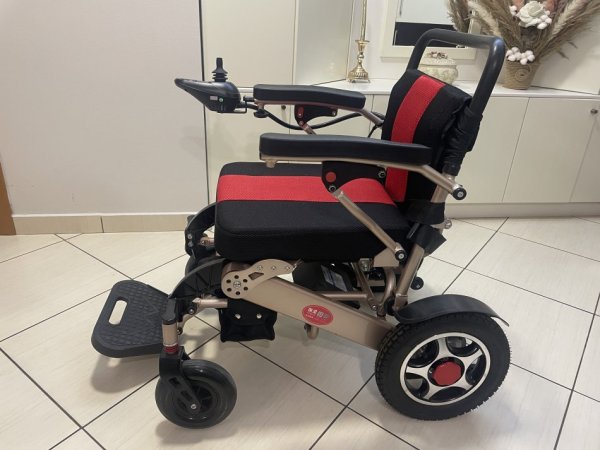 Tirane, shes karroce invalidi Karrige invalidi me bateri dhe komanda tek dora 1.200 €