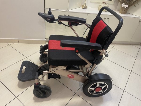 Tirane, shes karroce invalidi Karrige invalidi me bateri dhe komanda tek dora 1.200 €