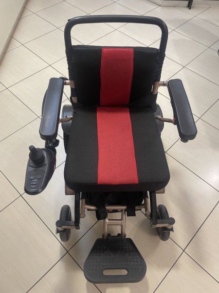 Tirane, shes karroce invalidi Karrige invalidi me bateri dhe komanda tek dora 1.200 €