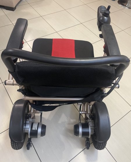 Tirane, shes karroce invalidi Karrige invalidi me bateri dhe komanda tek dora 1.200 €