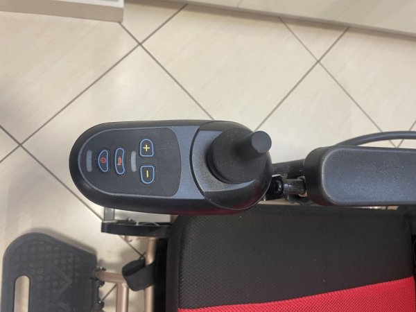 Tirane, shes karroce invalidi Karrige invalidi me bateri dhe komanda tek dora 1.200 €