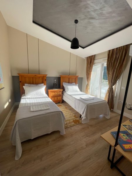 Tirane, jepet me qera Vile Kati 4, 500 m² 5.000 € (LIQENI I THATE)