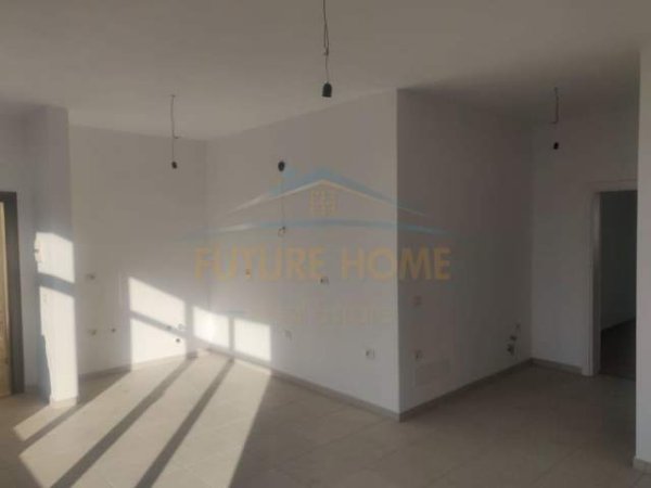 Durres, QERA ambjent biznesi Kati 3, 70 m² 350 Euro (SPITALI AMERIKAN)