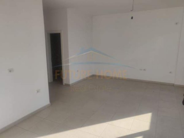 Durres, QERA ambjent biznesi Kati 3, 70 m² 350 Euro (SPITALI AMERIKAN)