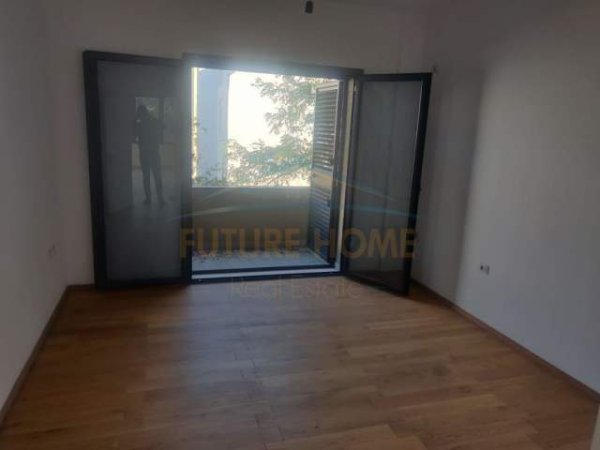 Durres, QERA ambjent biznesi Kati 3, 70 m² 350 Euro (SPITALI AMERIKAN)
