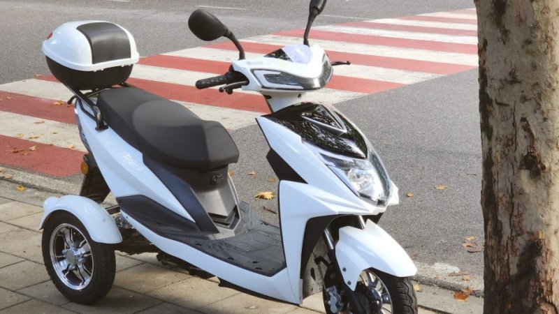 Tirane, shitet Tricikel me kosh Motorr ekektrik , e bardhë 600 km 2.300 €