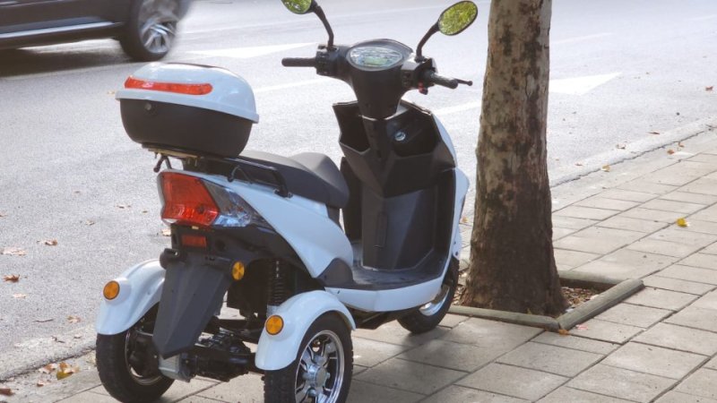 Tirane, shitet Tricikel me kosh Motorr ekektrik , e bardhë 600 km 2.300 €