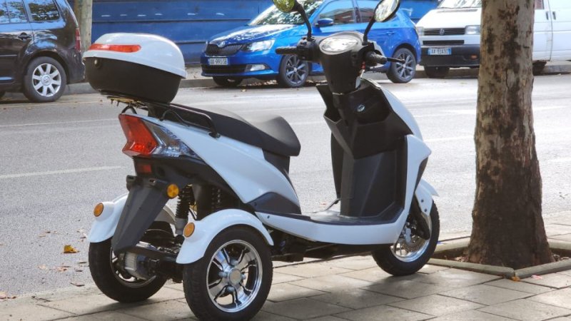 Tirane, shitet Tricikel me kosh Motorr ekektrik , e bardhë 600 km 2.300 €