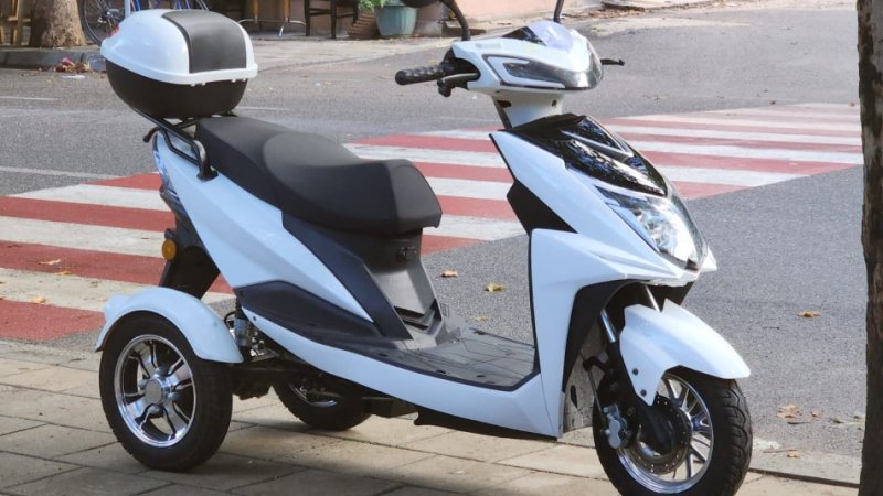 Tirane, shitet Tricikel me kosh Motorr ekektrik , e bardhë 600 km 2.300 €