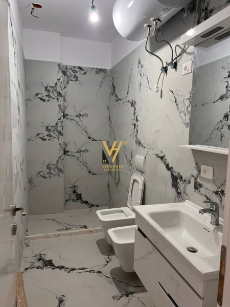 Tirane, jepet me qera apartament 1+1+Ballkon Kati 3, 59 m² 300 € (SHKOZE)