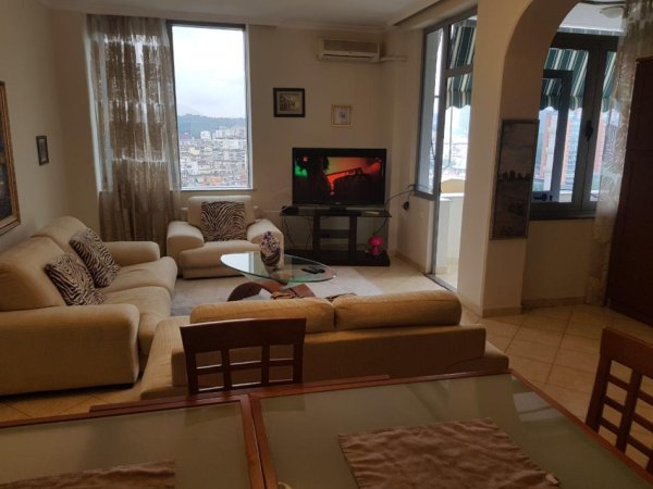 Tirane, jepet me qera apartament 2+1 Kati 10, 110 m² 950 € (Qender)