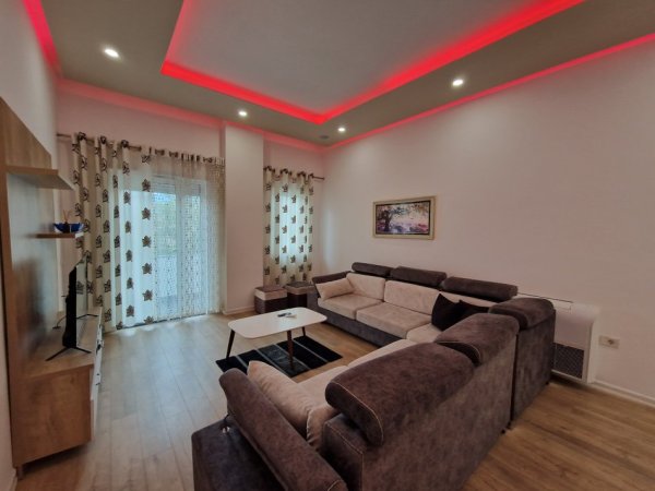 Tirane, jepet me qera apartament 2+1 Kati 1, 120 m² 700 € (Liqeni i Thate)