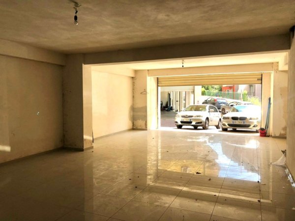 Shitet Ambient 2 Katesh | 396m2 |  - 📍Te Liqeni i Thatë Pas Radissonit | Me 2 hyrje ka vend për ashensor  ( 345.000€ )