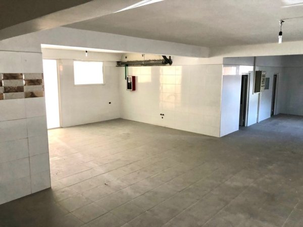 Shitet Ambient 2 Katesh | 396m2 |  - 📍Te Liqeni i Thatë Pas Radissonit | Me 2 hyrje ka vend për ashensor  ( 345.000€ )