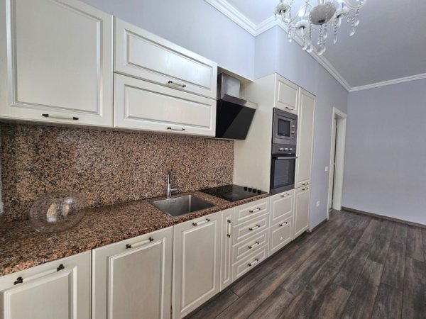 Tirane, jepet me qera apartament 3+1 Kati 7, 130 m² 1.000 € (Rruga e Kavajes)