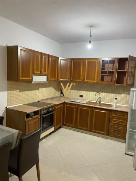 Tirane, jepet me qera apartament 2+1+Ballkon Kati 3, 100 m² 500 € (UNAZA E RE)