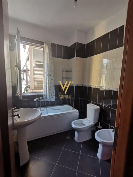 Tirane, jepet me qera apartament 1+1+Ballkon Kati 2, 56 m² 400 € (SELITE)