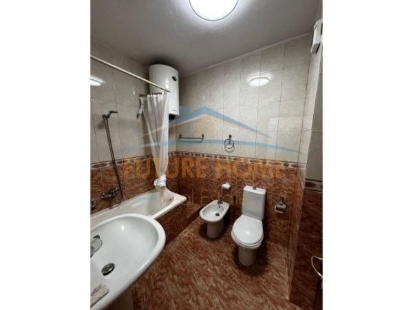 Tirane, jepet me qera apartament 1+1+Ballkon Kati 3, 60 m² 650 € (Komuna e Parisit)