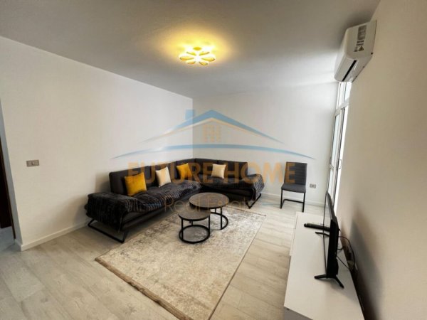 Tirane, jepet me qera apartament 1+1+Ballkon Kati 3, 60 m² 650 € (Komuna e Parisit)