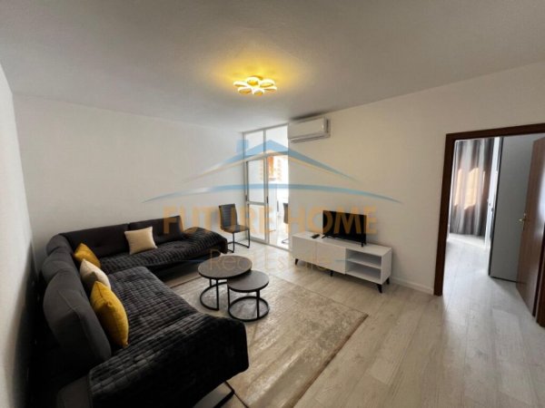 Tirane, jepet me qera apartament 1+1+Ballkon Kati 3, 60 m² 650 € (Komuna e Parisit)