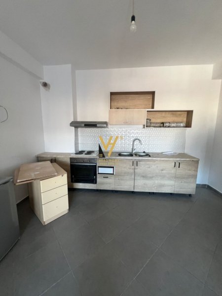 Tirane, jepet me qera apartament 2+1+Ballkon Kati 5, 115 m² 400 € (YZBERISHT)
