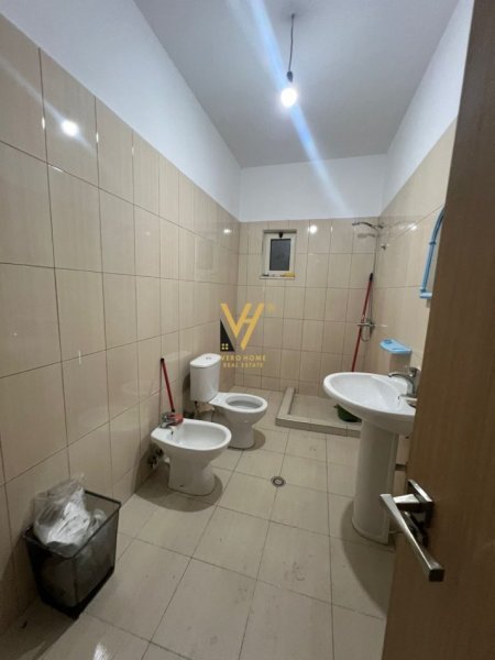 Tirane, jepet me qera apartament 2+1+Ballkon Kati 5, 115 m² 400 € (YZBERISHT)