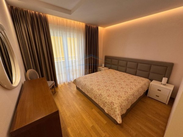 Tirane, jepet me qera apartament 3+1 Kati 3, 186 m² 1.400 € (Sauk)