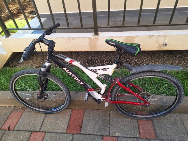Tirane, shes biciklete Thunder Matrix e bardhë 99 €