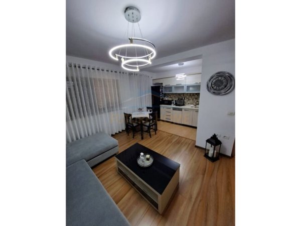 Tirane, jepet me qera apartament 3+1+Ballkon Kati 4, 80 m² 900 € (Piramida)