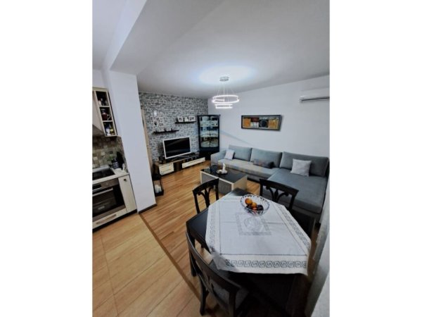 Tirane, jepet me qera apartament 3+1+Ballkon Kati 4, 80 m² 900 € (Piramida)