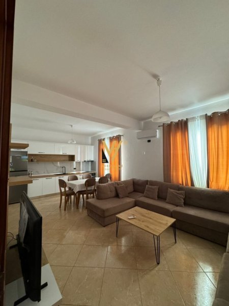 Tirane, jepet me qera apartament 1+1+Ballkon Kati 4, 90 m² 500 € (RRUGA 5 MAJI)