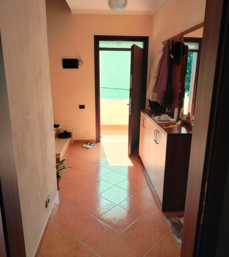 Tirane, jepet me qera Vile 3+1+Ballkon Kati 0, 262 m² 700 € (Vilat Gjermane)