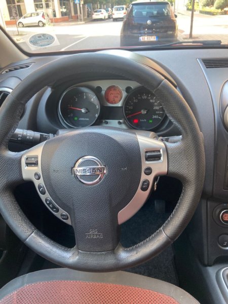 Tirane, shes makine Nissan Qashqai Nafte, e kuqe manuale Kondicioner 224.000 km 5.000 €
