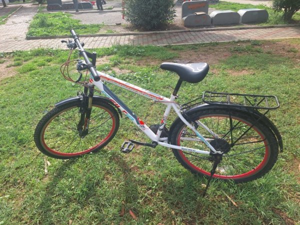 Tirane, shes biciklete Meilda 8600 e bardhë 1 €
